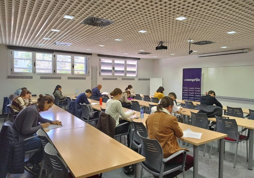 Alumnes realizant l'examen.